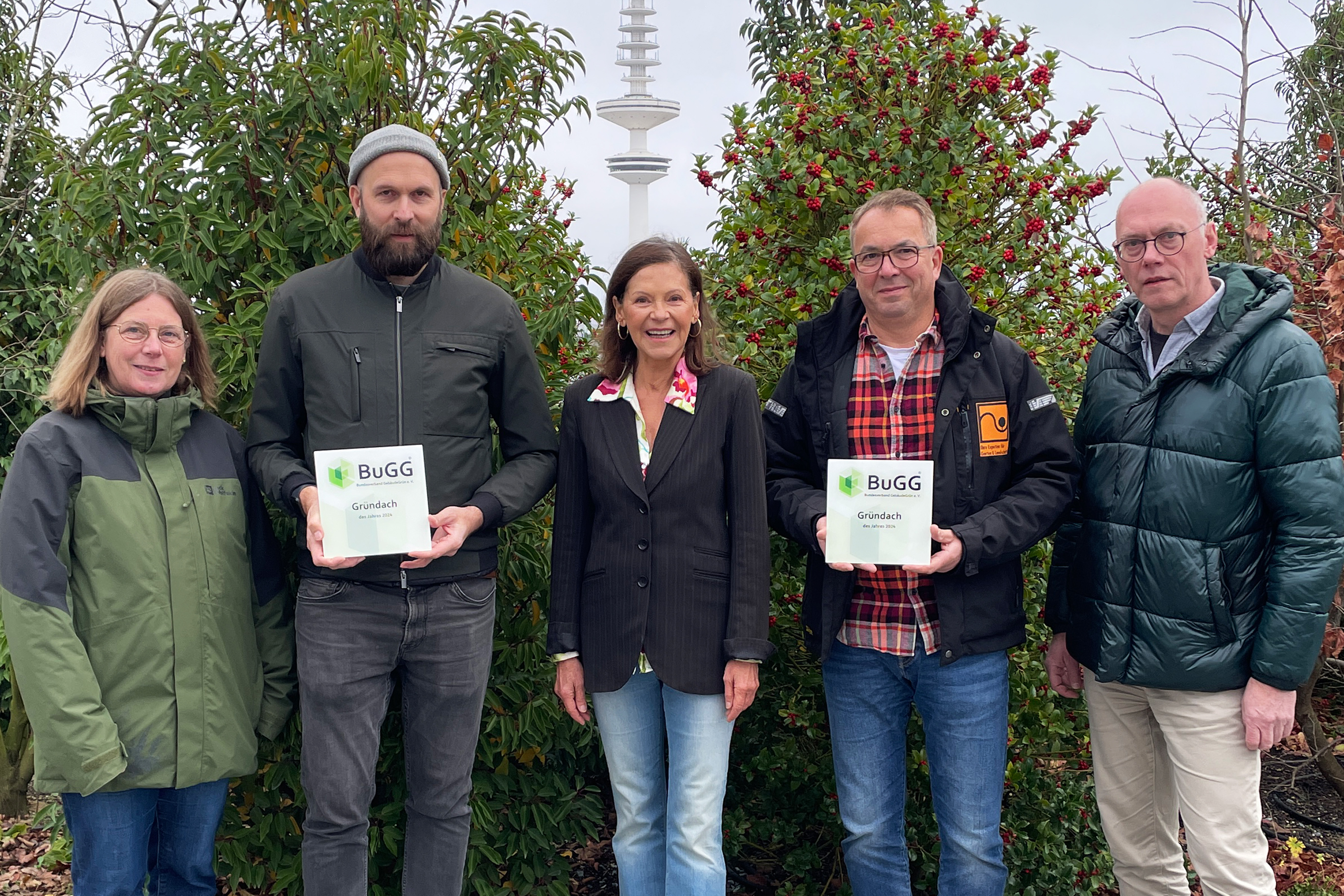 Gruppenfoto von Preisübergabe mit Schauspielerin Angela Roy